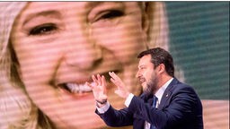 Matteo Salvini steht vor einem Bild von Marine Le Pen zu sehen, 12.04.2022. 