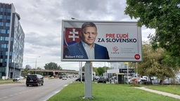 Wahlplakat von Robert Fico, dem Favoriten der am 30.09.2023 stattfindenden Parlamentswahl in der Slowakei, 24.09.2023.