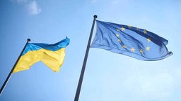 Ukrainische und europäische Fahne vor dem Berliner Abgeordnetenhaus.
