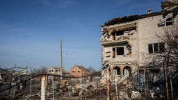 Blick auf ein schwer beschädigtes Gebäude nach russischen Luftangriffen in der Gegend von Donbas, Ukraine, 29.04.2024.