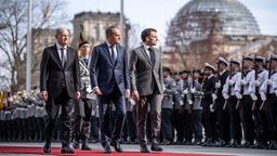 Emmanuel Macron, Olaf Scholz und Donald Tusk beim Dreier-Gipfel "Weimarer Dreieck", Berlin, 15.03.2024.