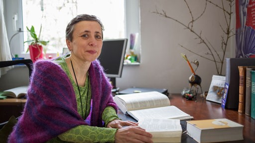 Prof. Dr. Claudia Janssen in ihrem Büro