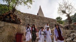 Yezidische Frauen und Kinder im Tempel von Lalish zum Neujahrsfest 2023