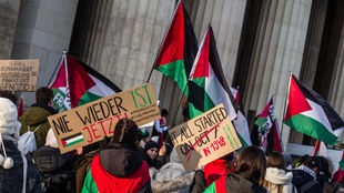 Palästina-Unterstützer und Hamas-Sympathisanten demonstrieren am 16. Dezember 2023 in München