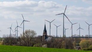 Windräder überragen die Sankt-Egidius-Kirche in Klein Germersleben