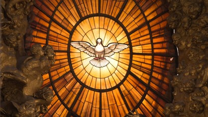 Das Fenster mit der Heilig-Geist-Darstellung leuchtet am 12.03.2013 im Petersdom im Vatikan während der Wahl-Messe.