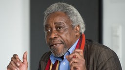 Der in Berlin lebende Herero Mnyaka Sururu Mboro am 05.03.2014 in Berlin während einer Pressekonferenz des Bündnisses "Völkermord verjährt nicht".
