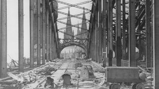 Blick von der gesprengten Hohenzollernbrücke auf den Kölner Dom im Jahr 1945