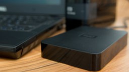 Eine schwarze Festplatte ist an einen PC angeschlossen