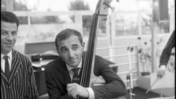 Charles Aznavour avec une contrebasse (21th Venice Film Festival (1960))