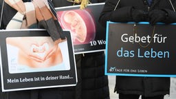 Abtreibungsgegner mit Plakaten vor einer Pro Familia Beratungsstelle