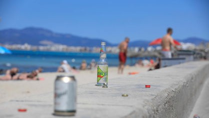 Leere Flaschen und Dosen sind am Strand Arenal zu sehen.