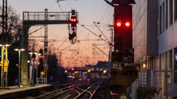 Blick auf Gleise und Signalanlagen an der Bahnhofausfahrt in Bonn. 