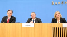 BKA-Präsident Holger Münch (links), Brandenburgs Innenminister Michael Stübgen und Bundesinnenministerin Nancy Faeser präsentieren die Polizeiliche Kriminalstatistik 2023. 