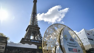Hinter einem Counter zum Start der Olympischen Spiele ist der Eiffelturm zu sehen