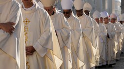 Bischöfe hintereinander in einer Reihe bei der Synode in Rom