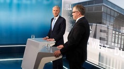 Mario Voigt (vorne, CDU) und Björn Höcke (AfD) beim TV-Duell vor der thüringischen Landtagswahl.