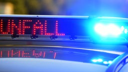 Leuchtschrift auf Polizeiauto zeigt das Wort "Unfall"