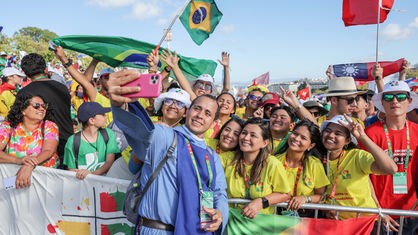 Teilnehmer des Weltjugendtags 2023 in Lissabon machen gemeinsam ein Selfie. 