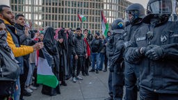 Pro-Palästina Demonstrant:innen stehen Polizei gegenüber