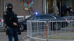 Maskierte und bewaffnete niederländische Polizisten bewachen einen Transport einiger Verdächtiger, die im Hochsicherheitsgerichtsgebäude in Amsterdam ankamen. (23.01.2024)