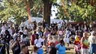 Festival-Besucher auf einer Wiese, Archivbild: 01.07.2022