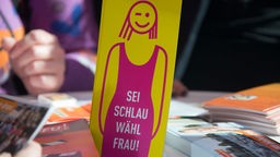 Ein Flyer mit der Aufschrift "SEI SCHLAU WÄHL FRAU!" Symbolbild, Archivbild: 21.02.2020