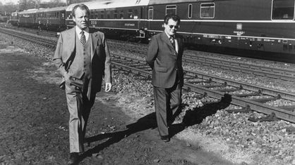 Bundeskanzler Willy Brandt auf einer Informationsreise durch Niedersachsen, 8. April 1974: Rechts der Referent im Bundeskanzleramt, Günter Guillaume.
