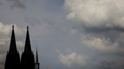 Wolken ziehen am Kölner Dom vorbei.