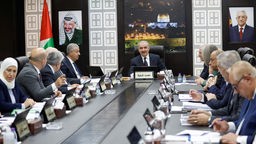 Der palästinensische Premierminister Mohammad Shtayyeh beruft am 26. Februar 2024 in Ramallah im Westjordanland eine Kabinettssitzung ein.