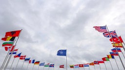 Die Nato-Fahne (M) und die der Nato-Mitgliedsländer wehen vor dem Nato-Hauptquartier. 