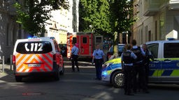 Krankenwagen und Polizei am Tatort in Dortmund (Polizei erschießt 16-Jährigen Mouhamed Dramé, 08.08.2022)