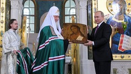 Patriarch Kyrill und Präsident Putin bei der Übergabe einer Ikone (2017)