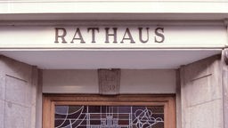 Symbolbild: Über einem Eingang steht "Rathaus" (Hennef, 2001).