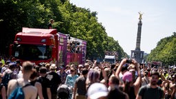 Menschen feiern die Techno-Parade "Rave the Planet" in Berlin. Archivbild: 08.07.2023