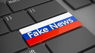 Eine Computertaste mit der russischen Flagge und dem Schriftzug "Fake News". Symbolbild