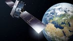 Eine Illustration zeigt einen Satelliten, der um den Planeten Erde kreist