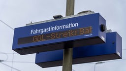 Symbolfoto: Eine Fahrgastinfprmation der Deutschen Bahn zeigt die Leuchtanzeige "GDL-Streik".