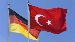 Türkische (r) und deutsche (l) Flagge, Symbolbild