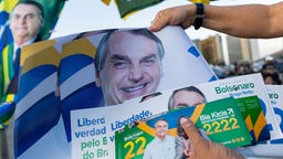 Anhänger vom aktuellen Präsidenten Bolsonaro verteilen Propaganda auf der Straße