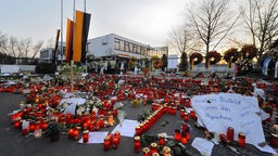 Kerzen und Kränze zum Gedenken an die Opfer des Amoklaufs vor der Albertville Realschule in Winnenden. Archivbild: 21.03.2009