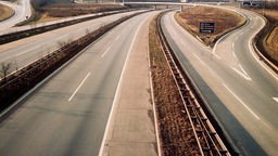 Blick auf das leere Autobahnkreuz Duisburg-Kaiserberg während des zweiten sonntäglichen Fahrverbots wegen der Ölkrise im Jahre 1973.