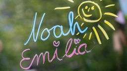 Die Namen "Noah" und "Emilia" auf einem Fenster geschrieben.