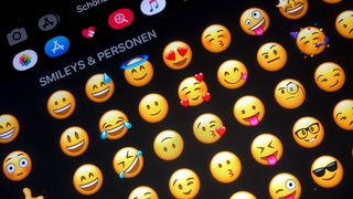 Viele Emojis in der Auswahl einen Chats auf einem Smartphone.