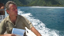  Frank Vorpahl fährt auf einem Boot auf blauem Wasser und schaut nach rechts in die Ferne.