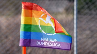 Eine Eckfahne der Frauen Bundesliga in Regenbogenfarben.