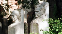 Grabsteine eines Ehepaares auf dem Friedhof des Neujungfrauenklosters in Moskau