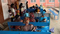 Mütter mit Kindern an einer Krankenstation in Bundung, Gambia