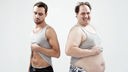 Ein sportlicher und ein dicker Mann zeigen ihren Bauch.