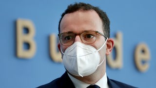 Jens Spahn (CDU), Bundesminister für Gesundheit, kommt mit einer Mund-Nasenbedeckung in die Bundespressekonferenz.
